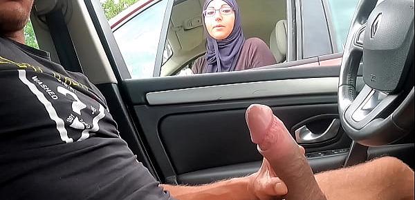  I take out my cock on a motorway rest area, this Muslim girl is shocked !!!